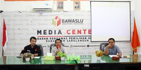 Ketua Bawaslu Sarolangun Mudrika dan Anggota Bawaslu Sarolangun Aspriadi dalam kegiatan Rapat Persiapan Pelatihan Saksi di Kantor Bawaslu Sarolangun, Sabtu, (20/01/2024).