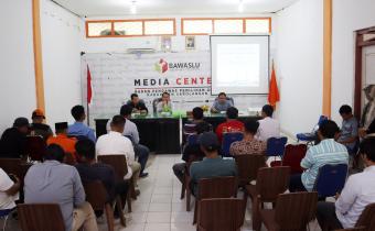 Ketua Bawaslu Sarolangun Mudrika dan Anggota Bawaslu Sarolangun Aspriadi dalam kegiatan Rapat Persiapan Pelatihan Saksi di Kantor Bawaslu Sarolangun, Sabtu, (20/01/2024).