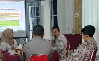 Ketua dan Anggota Bawaslu Sarolangun Mudrika, S.H.,M.H dan Aspriadi, S.SY dalam Acara Rakor Persiapan Penetapan Zona Kampanye Rapat Umum, Kamis (18 Januari 2024). Doc. Humas Bawaslu