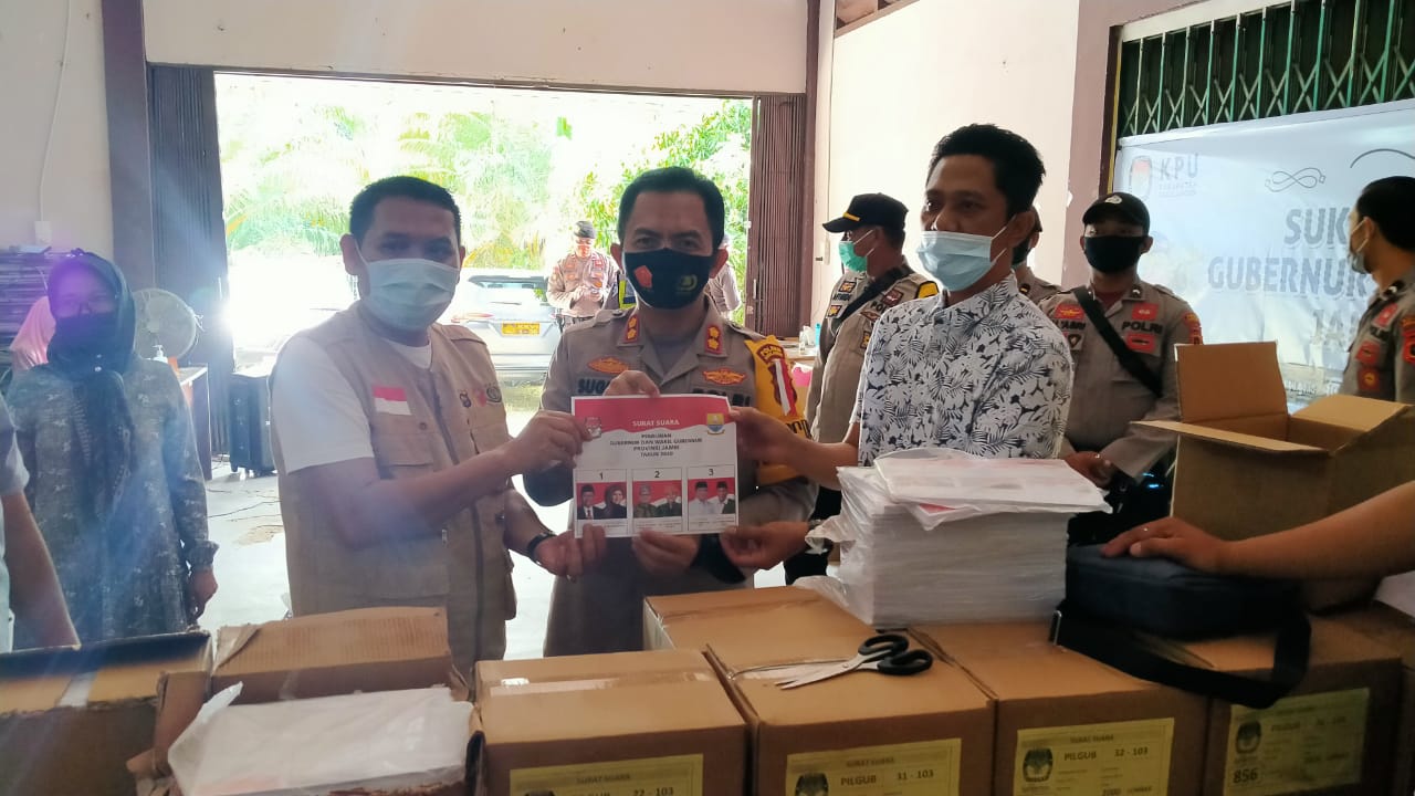 Bawaslu sarolangun awasi sortir dan pelipatan surat suara